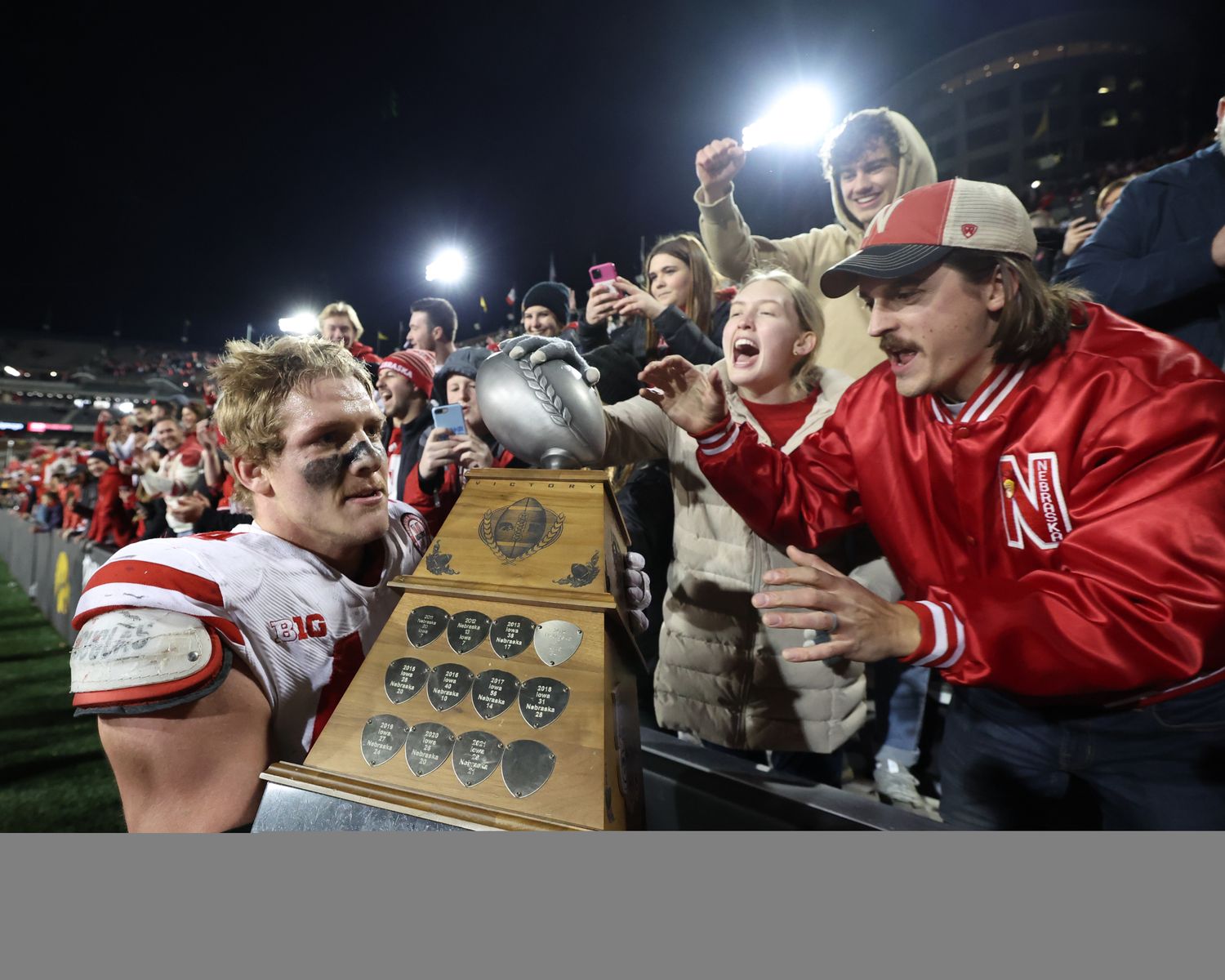 Garrett Nelson trophy fans 2022 Nebraska Iowa football USATSI_19502041